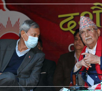महाधिवेशनको मञ्चमा ओली र रावलको कानेखुसी (तस्वीरहरू)